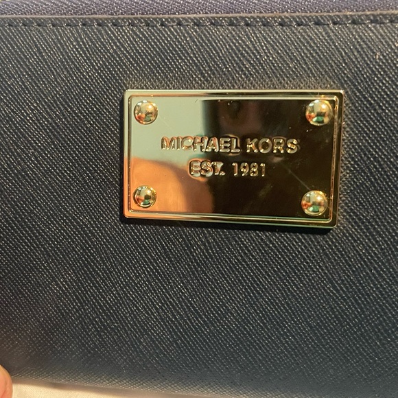 Michael Kors Saffiano Leather Wallet W Wristlet & Cellphone Slot! Navy W Gold - Picture 3 of 11